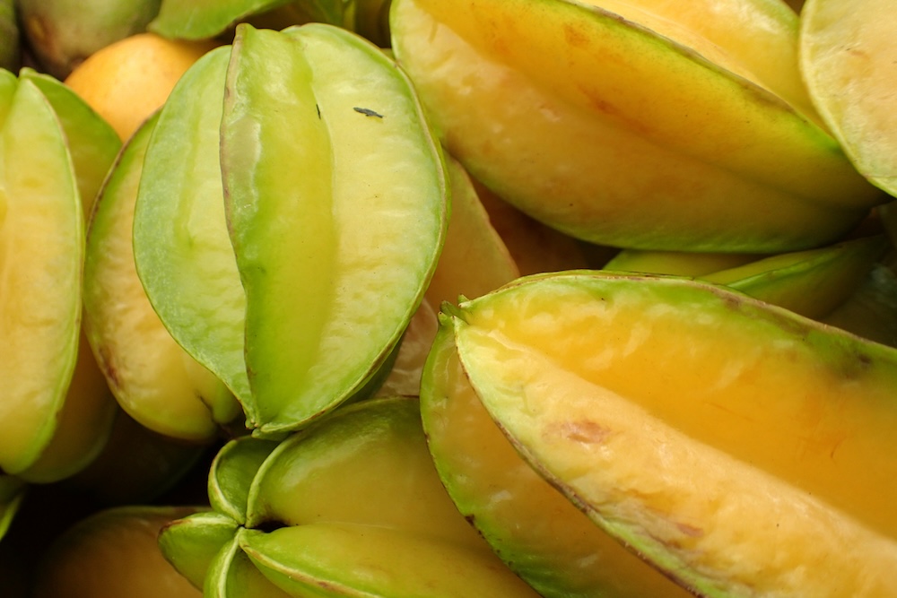 papayas at farmers market in hawaii