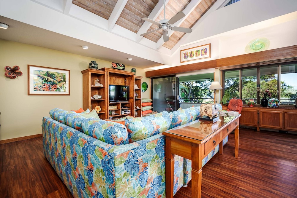 kihei maui condo rental living room