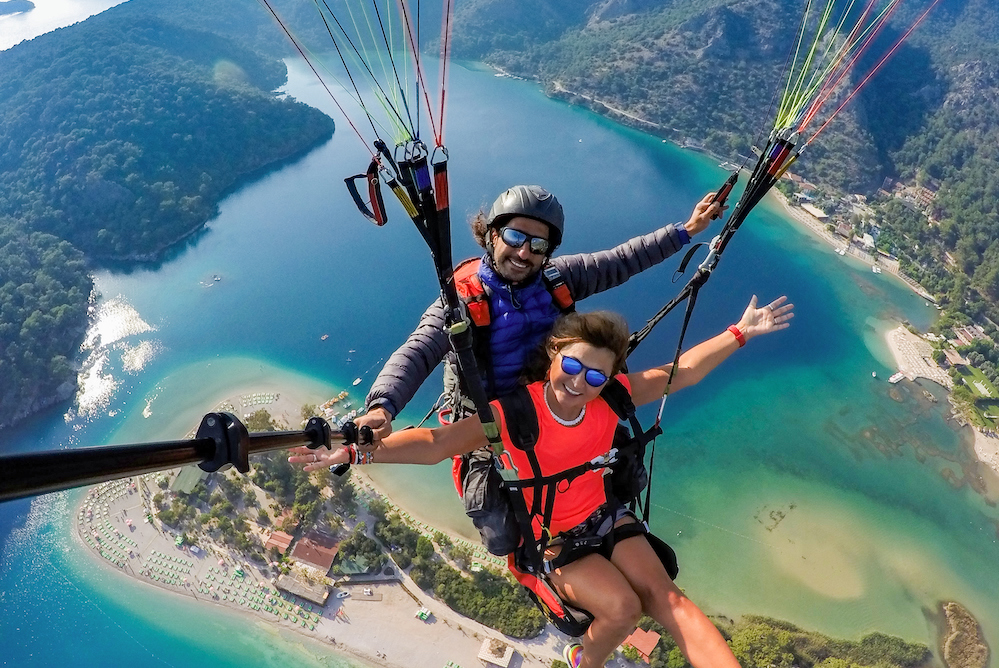 couple tandem paragliding